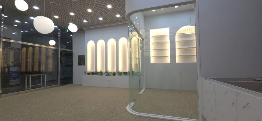 매장 인테리어 · 아치 조명 · 마감